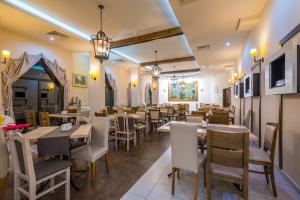 a restaurant with tables and chairs in a room at Hotel Zara in Bansko
