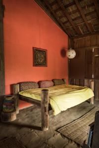 En eller flere senge i et værelse på Shanta Ghar A Rustic Guesthouse