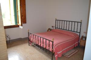 a bedroom with a bed with a red and white blanket at Albergo Padellino in Vaglia