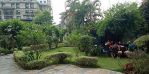 Um jardim no exterior de Hotel Tulsi