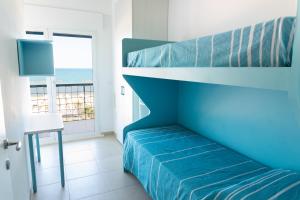 サン・ベネデット・デル・トロントにあるLa Casa del Sidoのベッドルーム1室(二段ベッド1組付)が備わり、海の景色を望めます。