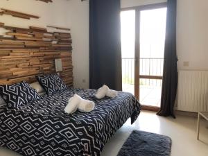 1 dormitorio con 1 cama con 2 toallas en Hotel Rural Porta Coeli - Dehesa Santa Lucía, en San Martín del Castañar