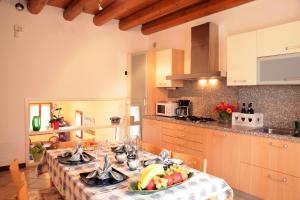 A kitchen or kitchenette at CASA GIULIA a Borso del Grappa