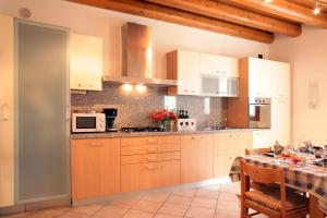 A kitchen or kitchenette at CASA GIULIA a Borso del Grappa