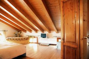 A television and/or entertainment centre at CASA GIULIA a Borso del Grappa