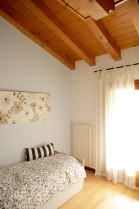 A bed or beds in a room at CASA GIULIA a Borso del Grappa