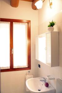 A bathroom at CASA GIULIA a Borso del Grappa