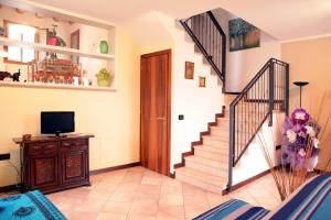 A television and/or entertainment centre at CASA GIULIA a Borso del Grappa