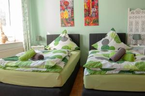 Duas camas sentadas uma ao lado da outra num quarto em FeWo Casa Mallorca em Coesfeld
