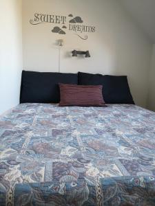 een slaapkamer met een bed met een quilt bij B&B Holme-Olstrup in Holme-Olstrup