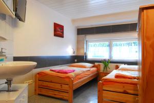 a bathroom with two twin beds and a sink at Monteurwohnungen Krings Am Steinbüchel 1 in Eschweiler