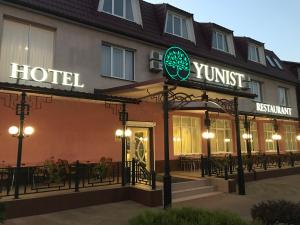 Certifikát, hodnocení, plakát nebo jiný dokument vystavený v ubytování Yunist