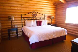 A bed or beds in a room at Cody Cowboy Village