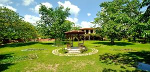 a garden with a gazebo in the middle of a yard at Hacienda San Francisco Tzacalha in Dzidzantún