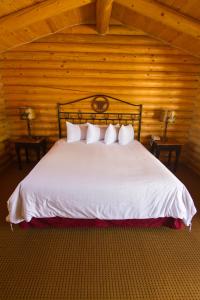 
A bed or beds in a room at Cody Cowboy Village
