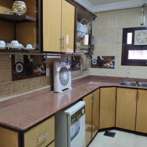 une cuisine avec un ventilateur posé sur le comptoir dans l'établissement Maadi Apartment - 3 rooms ( Families Only ), au Caire