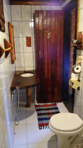 Ett badrum på Repousada Chalés