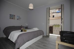 Schlafzimmer mit einem Bett und einem Tisch mit Weingläsern in der Unterkunft Belle Arti in Palermo