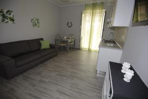 a living room with a couch and a kitchen at Belle Arti in Palermo