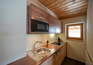Kuchyň nebo kuchyňský kout v ubytování Apartment Bergsonne