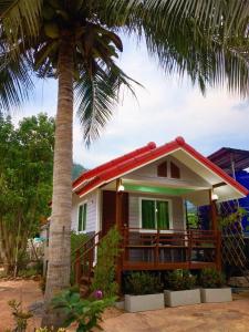 una pequeña casa con una palmera delante de ella en River Hill Side Resort, en Ban Tha Thong Mon 32 fotos más