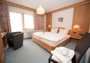 Tempat tidur dalam kamar di Hotel Garni Bergsonne