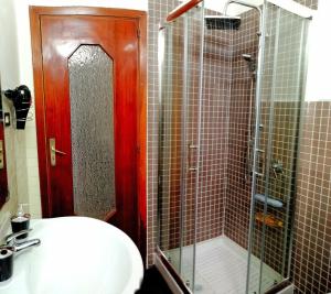 ein Bad mit einer Dusche, einem WC und einem Waschbecken in der Unterkunft APT. Re Nasone in Caserta