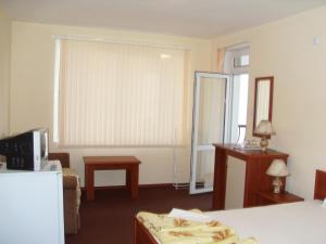 TV a/nebo společenská místnost v ubytování Kirovi House - guest rooms
