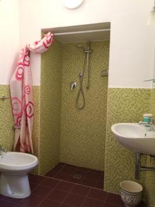 マッサフラにあるB&B Corte Laterzaのバスルーム(洗面台、トイレ、シャワー付)
