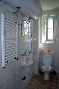 ソフィアにあるSky Roomsのトイレと洗面台付きのバスルーム