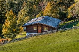 ein Haus mit Solardach auf einem Hügel in der Unterkunft Ropferhof in Buchen