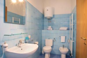 W wyłożonej niebieskimi kafelkami łazience znajduje się umywalka i toaleta. w obiekcie Al Frantoio Maddii Levane bed and breakfast w mieście Levane +37 zdjęć