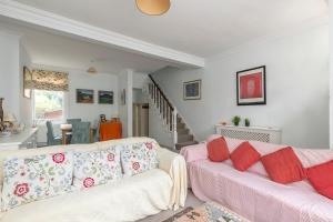una sala de estar con 2 sofás y una escalera en JOIVY Charming 3 bed house with a rooftop terrace, en Londres