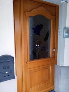 une porte en bois avec un chat peint sur elle dans l'établissement Casa Screm - Appartamenti e Camere, à Rigolato