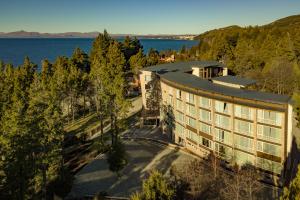 z góry widok na budynek z jeziorem w obiekcie Aguila Mora Suites & Spa w mieście Bariloche