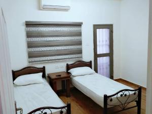 En eller flere senger på et rom på Aman Hostel