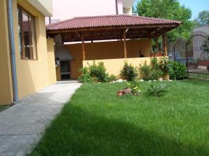 Zahrada ubytování Kirovi House - guest rooms