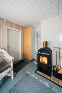 a living room with a fireplace and a couch at Jokiniemen Matkailu Cottages in Tölvä