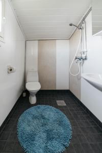 A bathroom at Jokiniemen Matkailu Cottages
