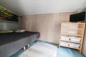 A bed or beds in a room at Jokiniemen Matkailu Cottages