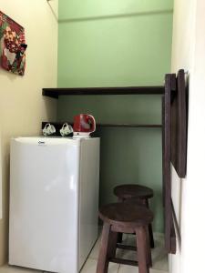 グアルダ・ド・エンバウーにあるNascer Do Sol Suitesの小さなキッチン(冷蔵庫、スツール付)