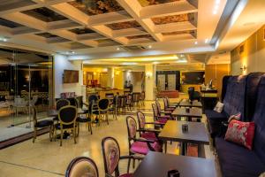 restauracja ze stołami, krzesłami, stołami i stolikiem stołowym w obiekcie Mediterranean Princess- Adults Only w Paralii Katerinis