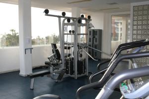 Fitness centrum a/nebo fitness zařízení v ubytování Sunrock Hotel & Suites