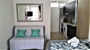 Kleines Zimmer mit einem Bett und einer Küche in der Unterkunft Playa de Las Americas Sea Views in Playa de las Americas