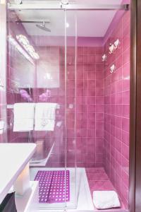 ローマにあるDiana Luxury Loftのピンクのタイル張りのバスルーム(シャワー、シンク付)