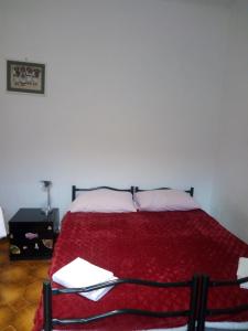 1 dormitorio con 1 cama con manta roja en Sweet Stay Home, en Roma