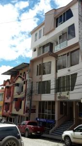 ZamoraHotel Samuria的前面停着汽车的建筑物