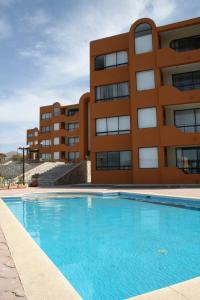 Bazén v ubytování Sunrock Hotel & Suites nebo v jeho okolí