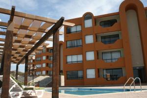 Bazén v ubytování Sunrock Hotel & Suites nebo v jeho okolí