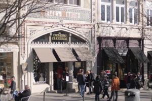 ポルトにあるOporto Centre Clean & Cozy Apt 2の店の前を歩いている人々のグループ +5枚の写真